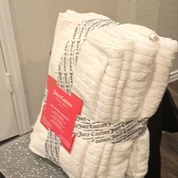 Juicy Couture Home 6-Piece Bath Towel Set - Picture 3 of 6